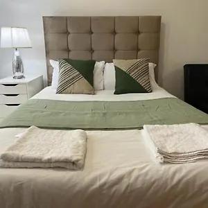 Apartamento Ensuite With Kitchen Ext Large With Balcony In Zone 2, Londres